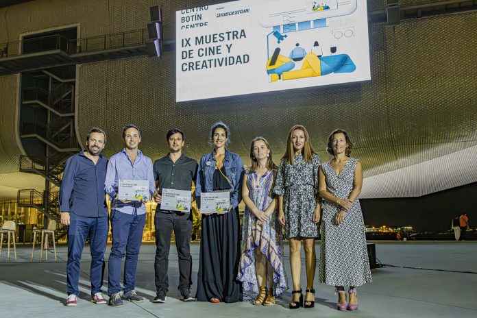 Los ganadores de la IX Muestra de Cine y Creatividad Centro Botín, acompañados por miembros del jurado y representantes de Bridgestone y del Centro Botín.