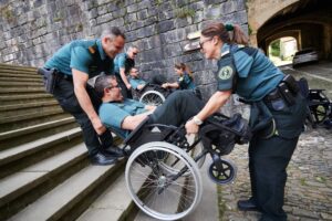 Treinta miembros de la Guardia Civil se ponen en la piel de peregrinos con discapacidad durante una jornada en Roncesvalles