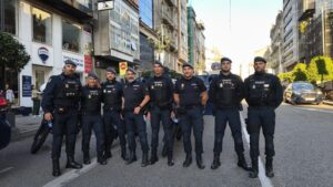 La rápida actuación de varios agentes de la Policía Nacional salva la vida de un ciudadano en pleno acto del Día de la Policía